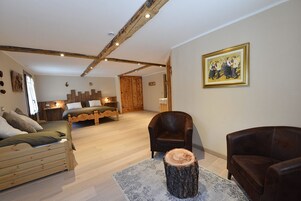 Suite estudio panorámica, vistas a la montaña | Escritorio, sistema de insonorización, wifi gratis y ropa de cama