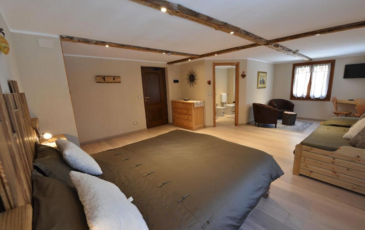 1 bedroom, desk, soundproofing, free wifi