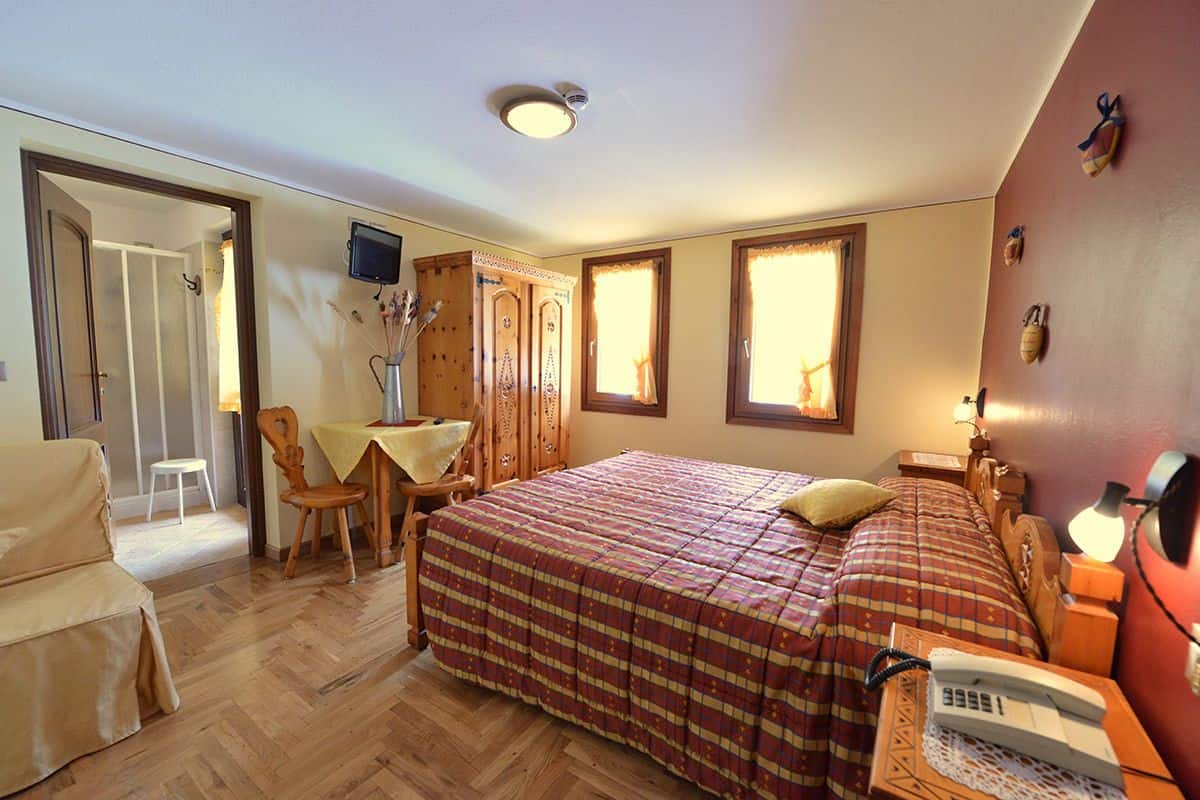 Desk, soundproofing, free WiFi, bed sheets
