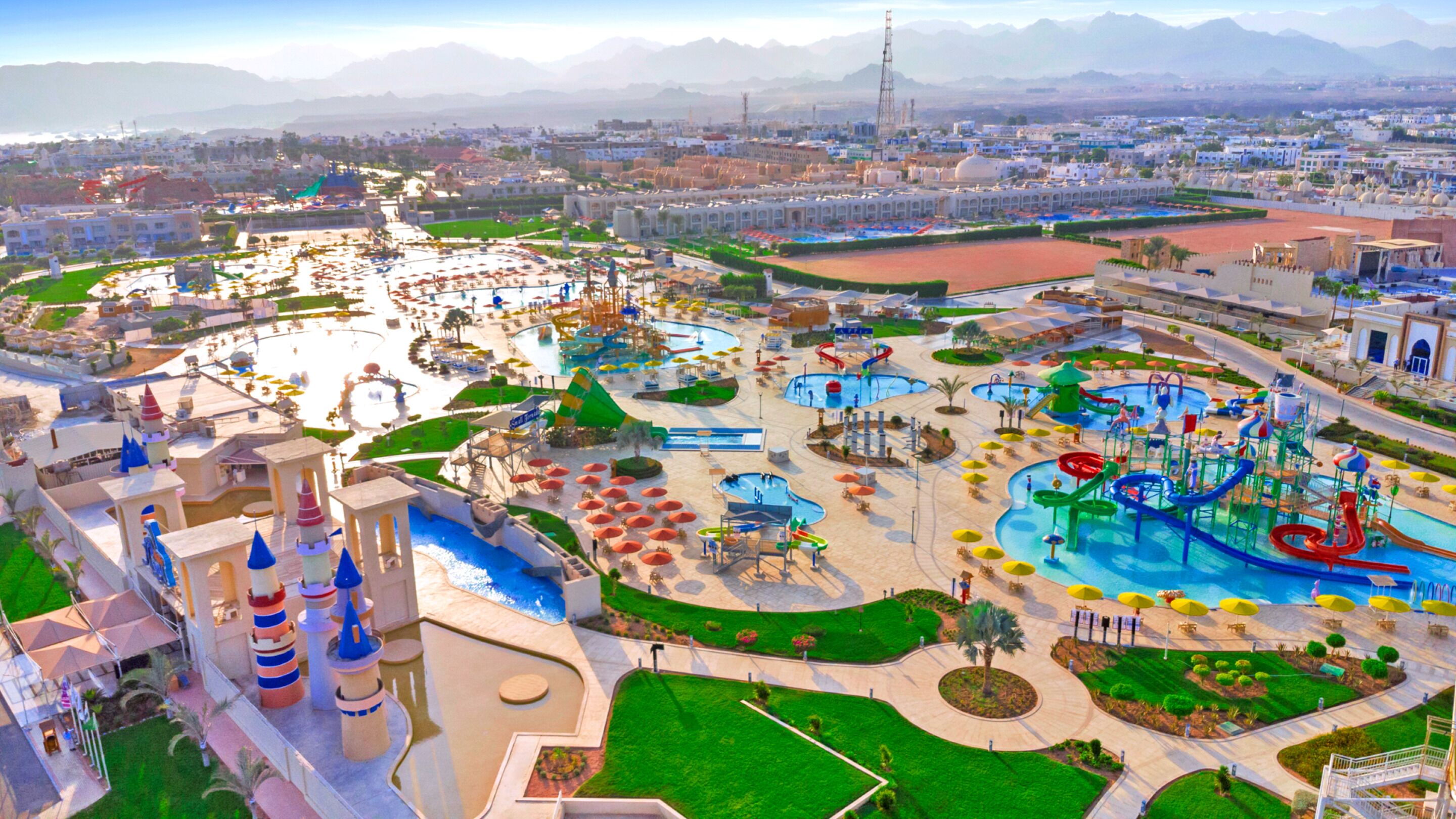 Un parc aquatique doté de plusieurs piscines, de toboggans et d’aires de jeux.
