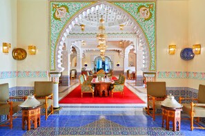 3 間餐廳;供應早餐、午餐、晚餐;亞洲菜