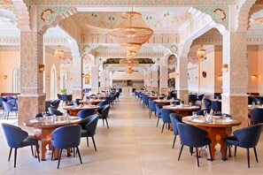 3 restaurants, serveren ontbijt, lunch, diner, Aziatische gerechten