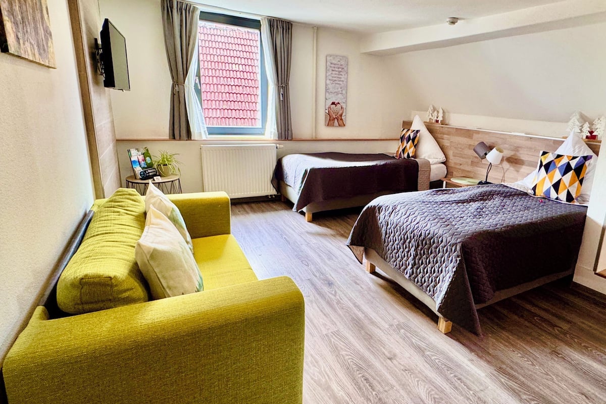 Habitació amb dos llits individuals | Roba de llit d'alta qualitat, escriptori i cortines opaques