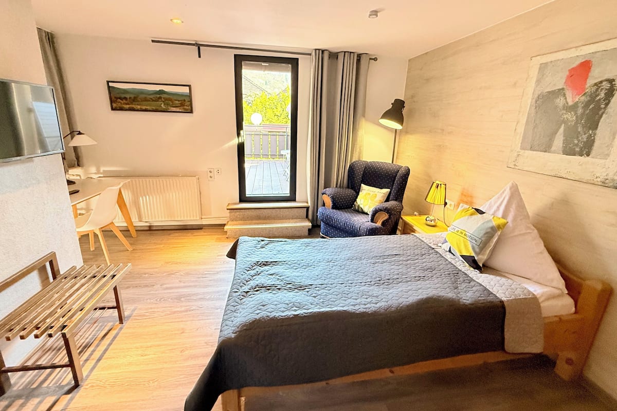 Habitació individual, balcó | Roba de llit d'alta qualitat, escriptori i cortines opaques