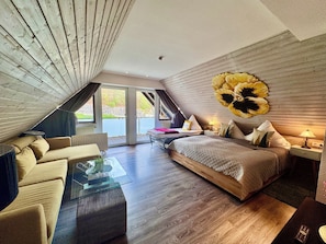 Ropa de cama de alta calidad, escritorio y cortinas blackout