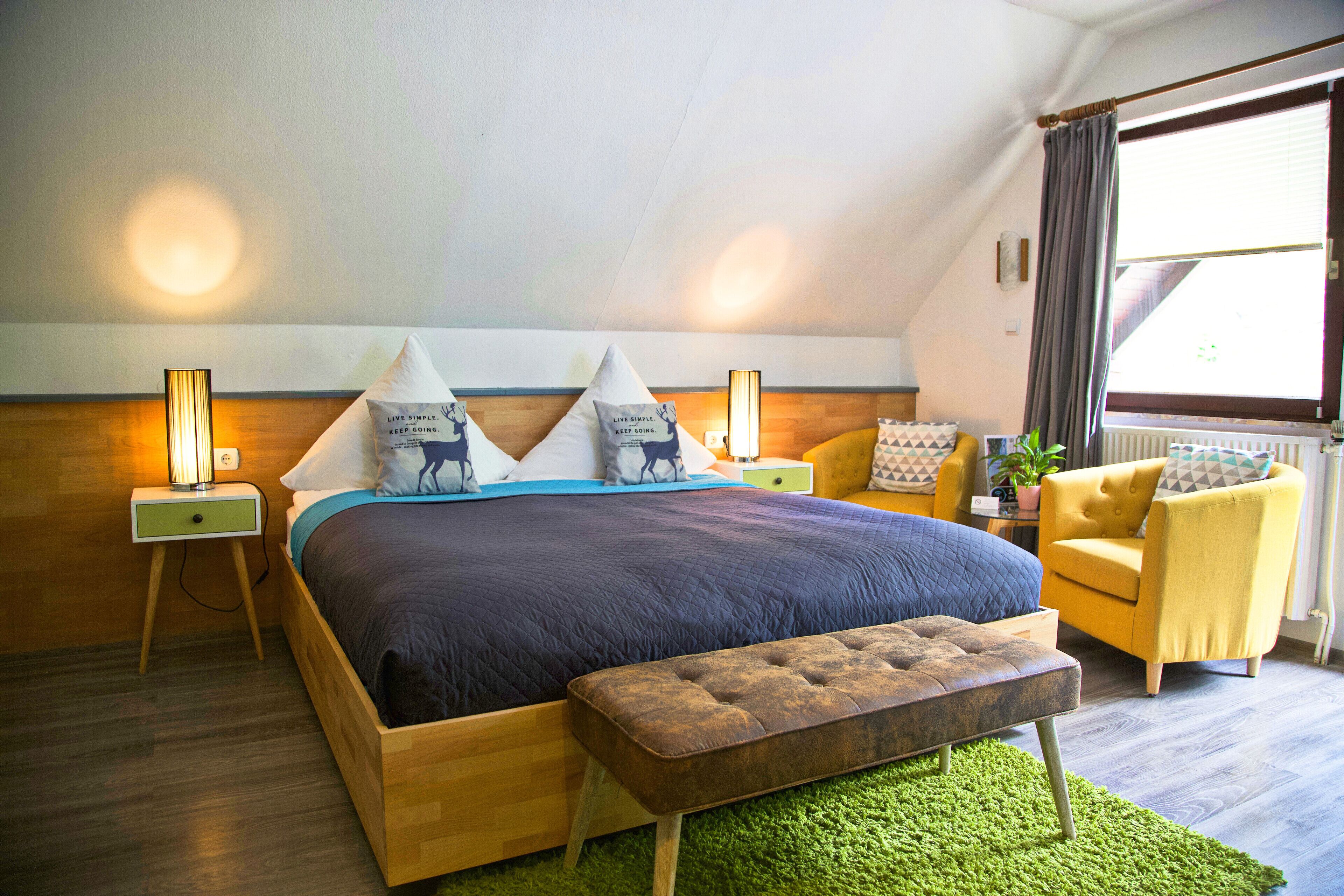 أغطية فراش متميزة ومكتب وستائر تعتيم وواي فاي مجانًا