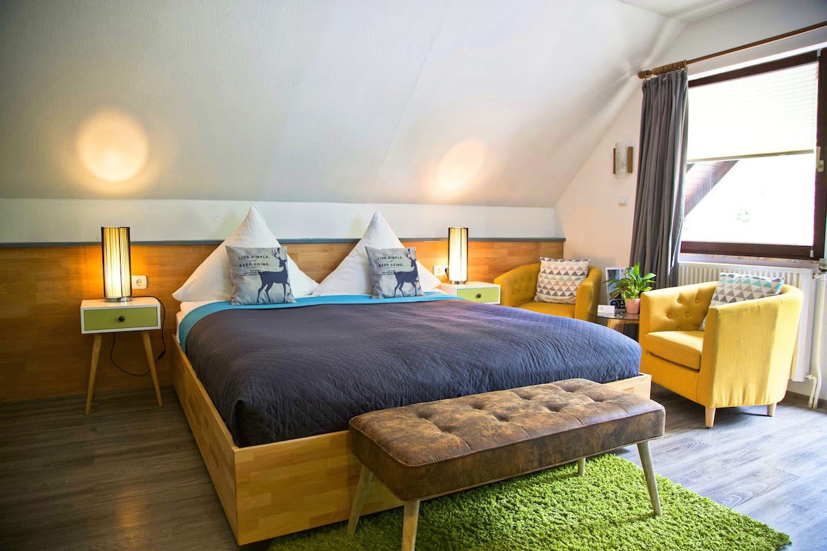 Habitación doble, balcón | Ropa de cama de alta calidad, escritorio y cortinas blackout