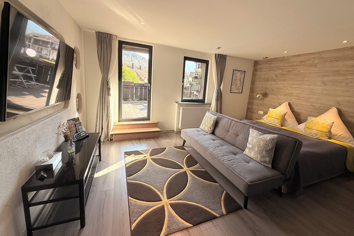 Habitació doble, balcó | Roba de llit d'alta qualitat, escriptori i cortines opaques