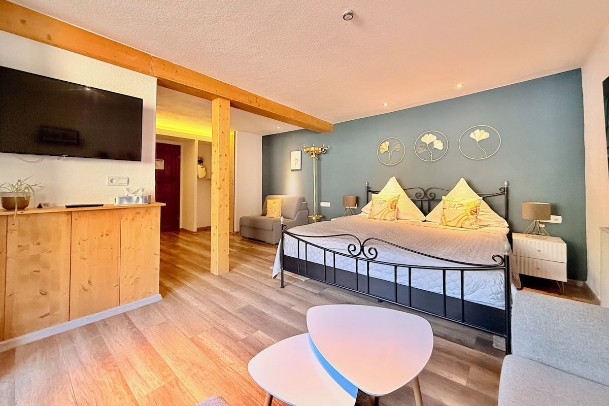 Habitació triple, vistes al riu | Roba de llit d'alta qualitat, escriptori i cortines opaques