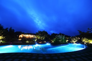 Piscina a l'aire lliure i gandules