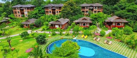 Kolam renang outdoor, dengan kursi berjemur