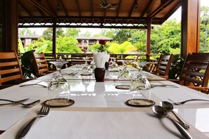 Se sirven desayunos, comidas, cenas y cocina local e internacional 