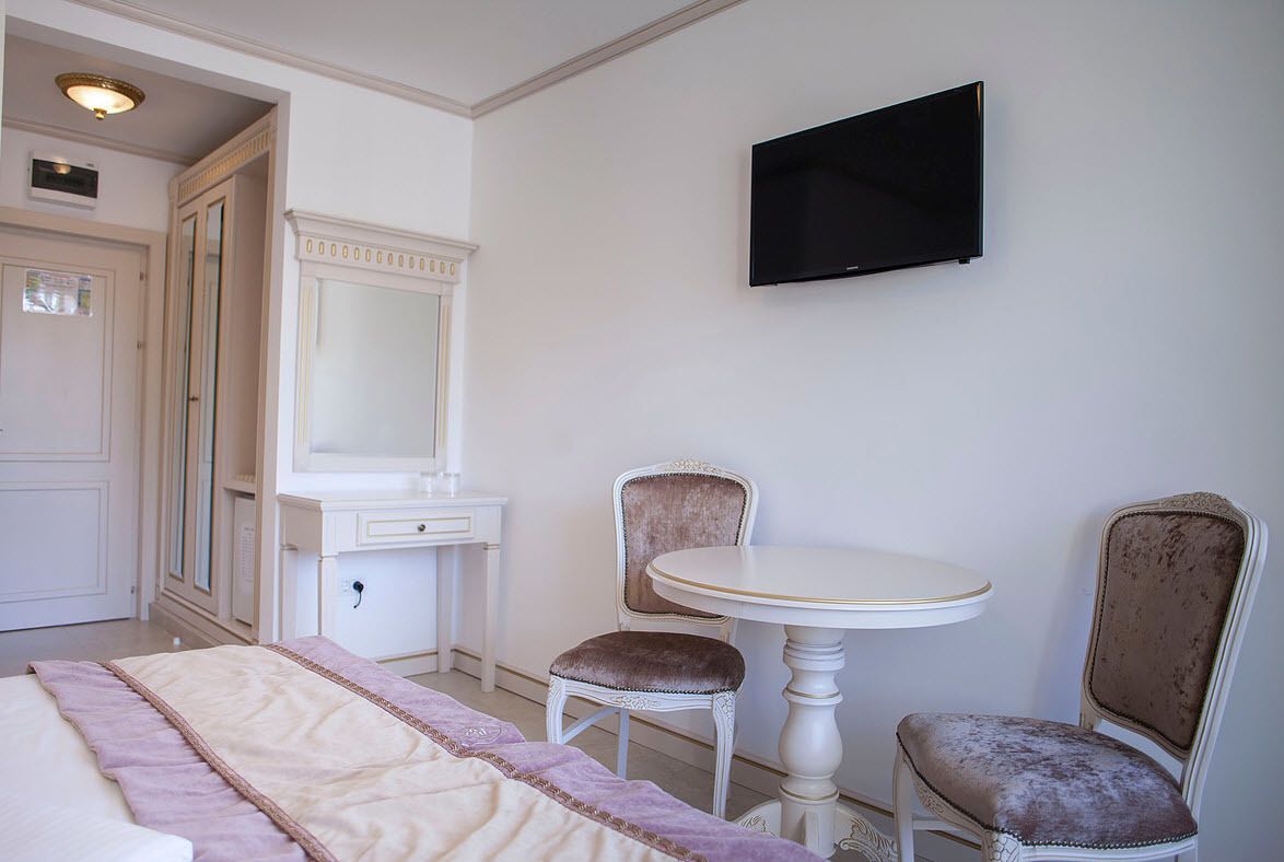 standard double room | minibar, in-room safe, rollaway beds, free wifi