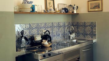 Microonde, piano cottura, macchina per tè/caffè, tostapane