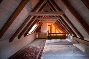 Literie de qualité, coffre-fort, décor unique, ameublement unique