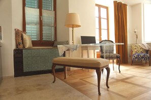 25-inch flat-screen TV with cable channels, TV - Guesthouse Le Locle (Le Locle)