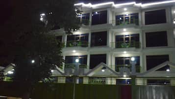 Majoituspaikan julkisivu illalla/yöllä