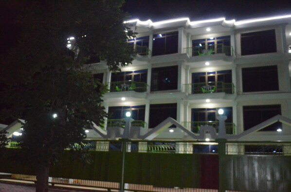 ด้านหน้าที่พัก - ตอนเย็น/กลางคืน