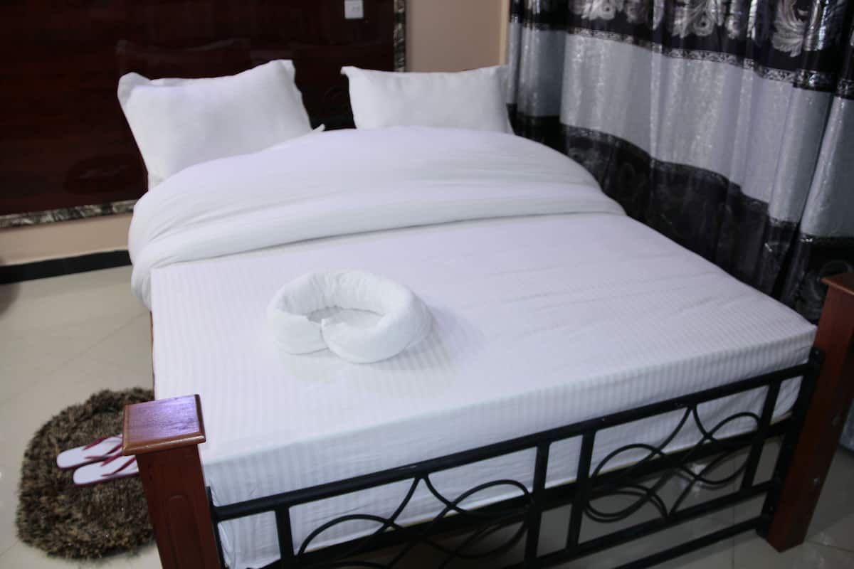 Single Room | In-room safe, desk, free WiFi, bed sheets