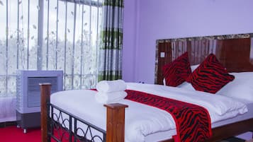 Tallelokero huoneessa, työpöytä, ilmainen Wi-Fi, vuodevaatteet