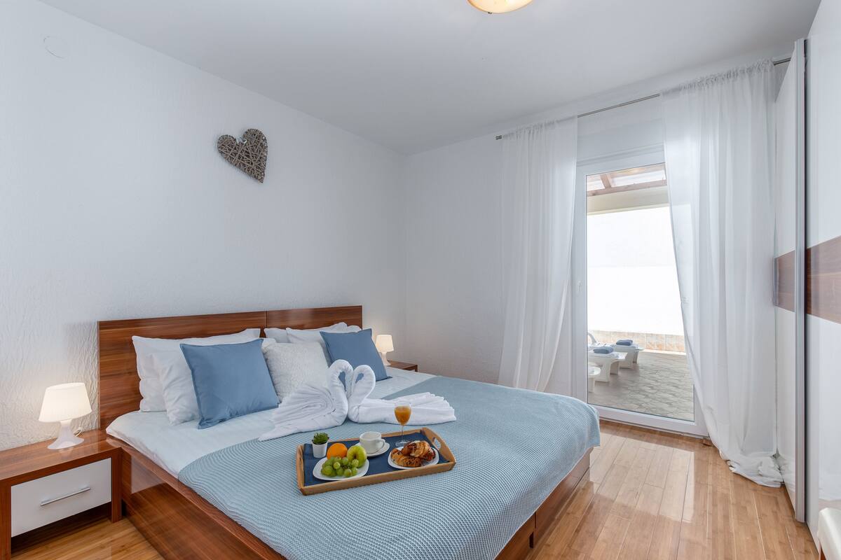 Apartment B | Skrivebord, barnesenger og wi-fi (inkludert)
