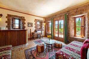 Suite Junior | Meja kerja, tirai kedap cahaya, kedap suara, dan seprai linen