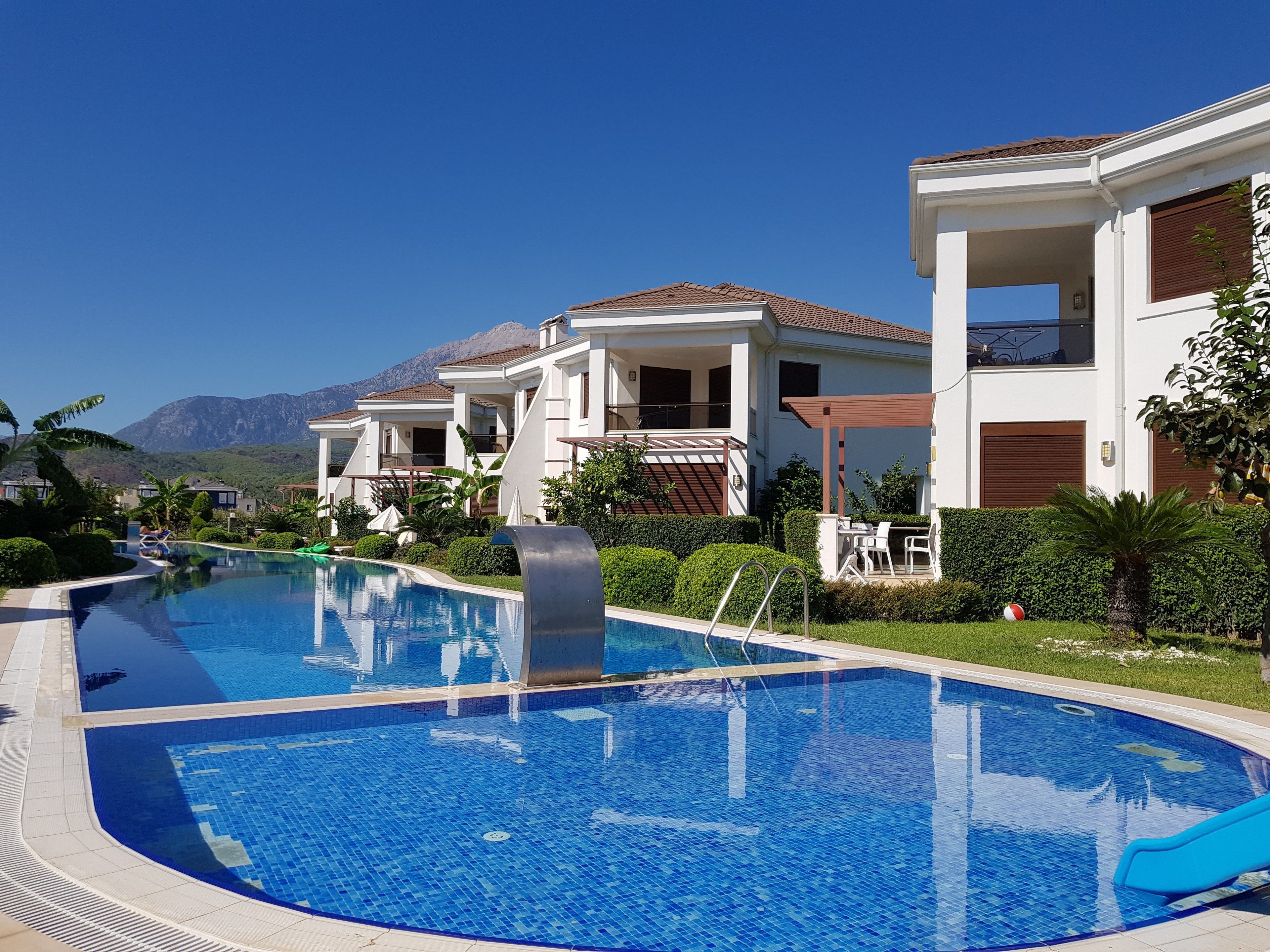 Piscina externa, guarda-sóis, espreguiçadeiras