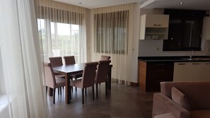 Villa familiale, 3 chambres | Repas dans la chambre