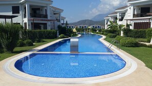 Outdoor pool, pool umbrellas, sun loungers - Cristal Villalar (Kemer)