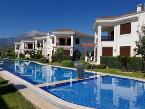 Outdoor pool, pool umbrellas, sun loungers - Cristal Villalar (Kemer)