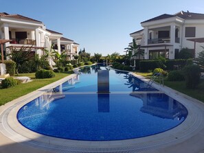 Outdoor pool, pool umbrellas, sun loungers - Cristal Villalar (Kemer)