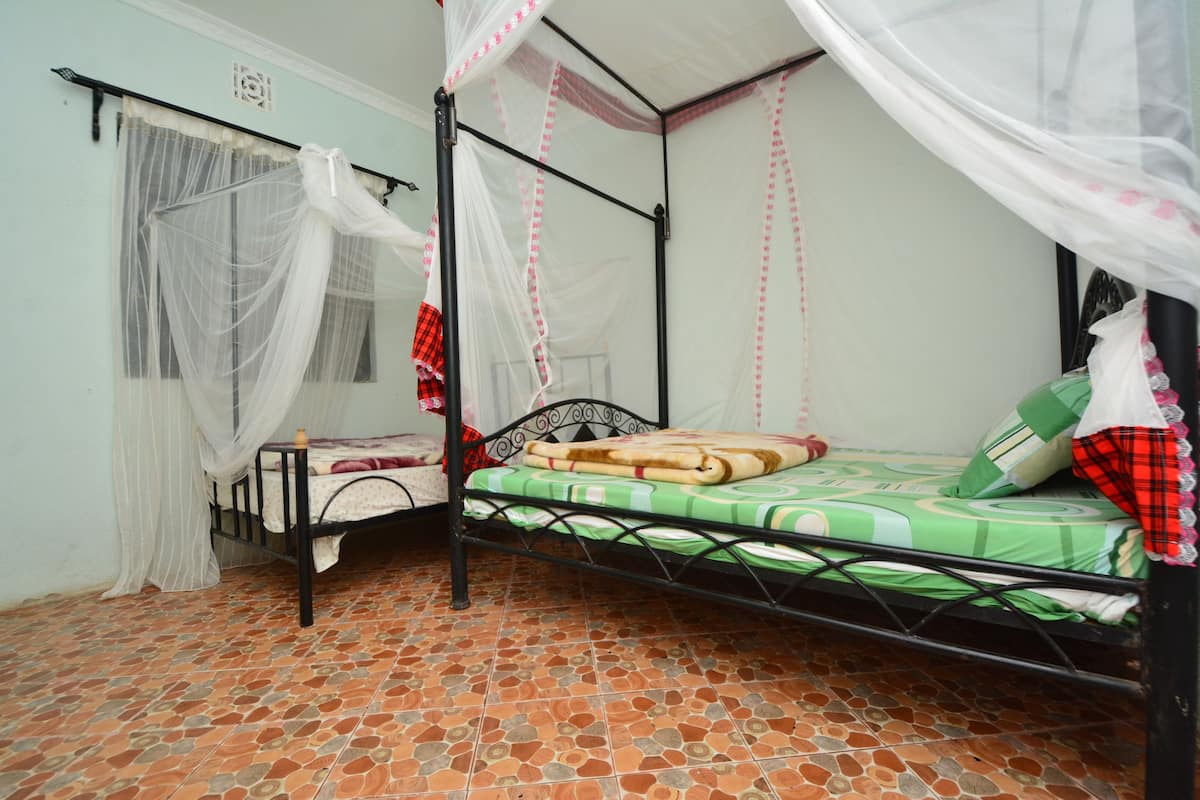 Twin Room | 1 bedroom, iron/ironing board, free WiFi, bed sheets