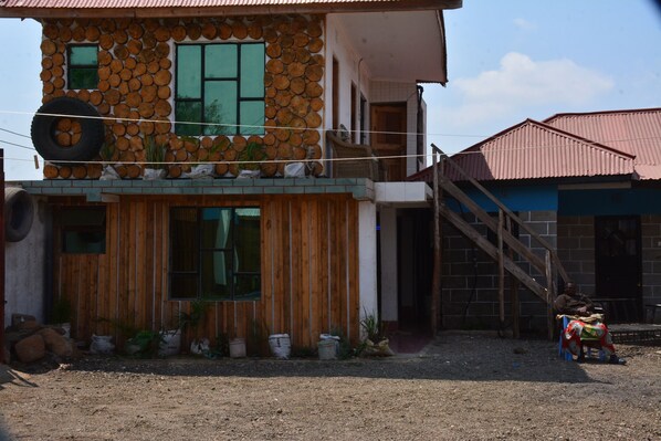 Exterior - Lionsgate Hostel (Arusha)