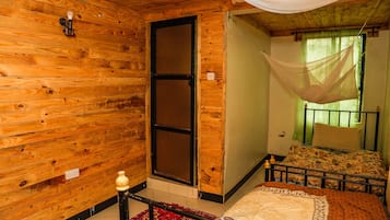 Habitación con 2 camas individuales | 1 habitación, tabla de planchar con plancha, wifi gratis y ropa de cama