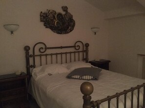 Premium bedding, iron/ironing board, free WiFi