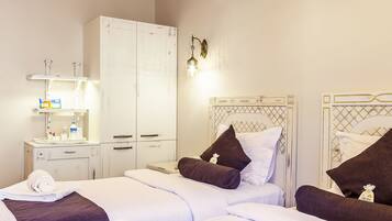 Family Suite | Minibar, in-room safe, desk, laptop workspace