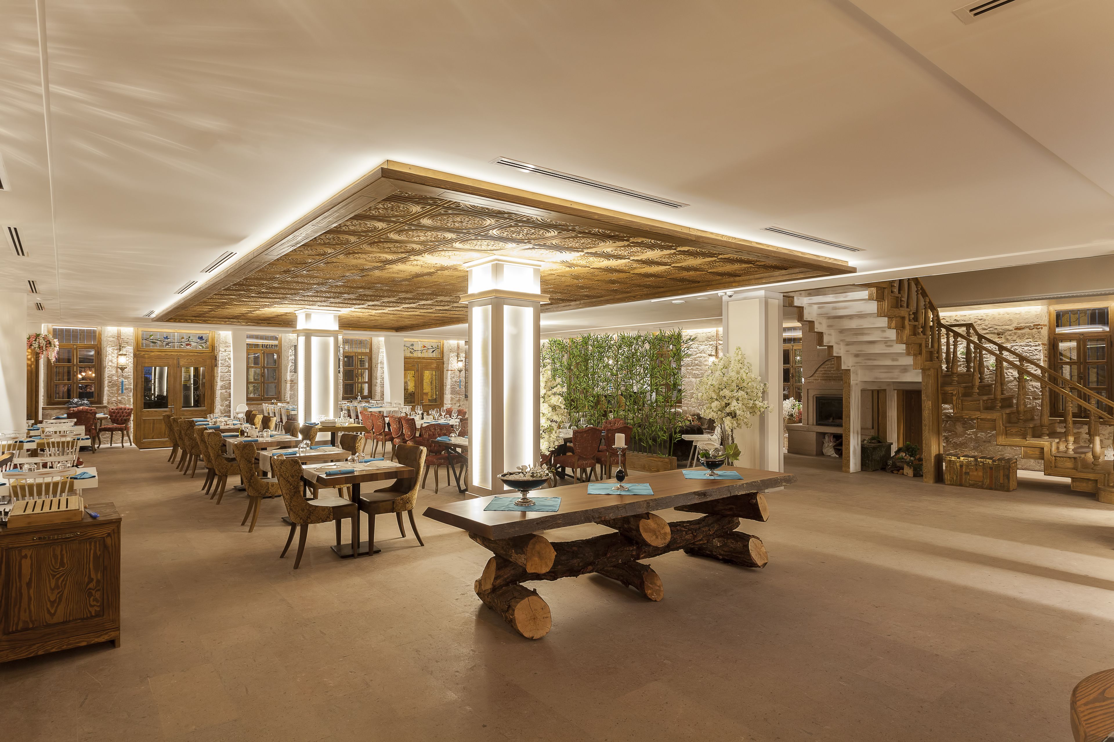 Breakfast, lunch and dinner served