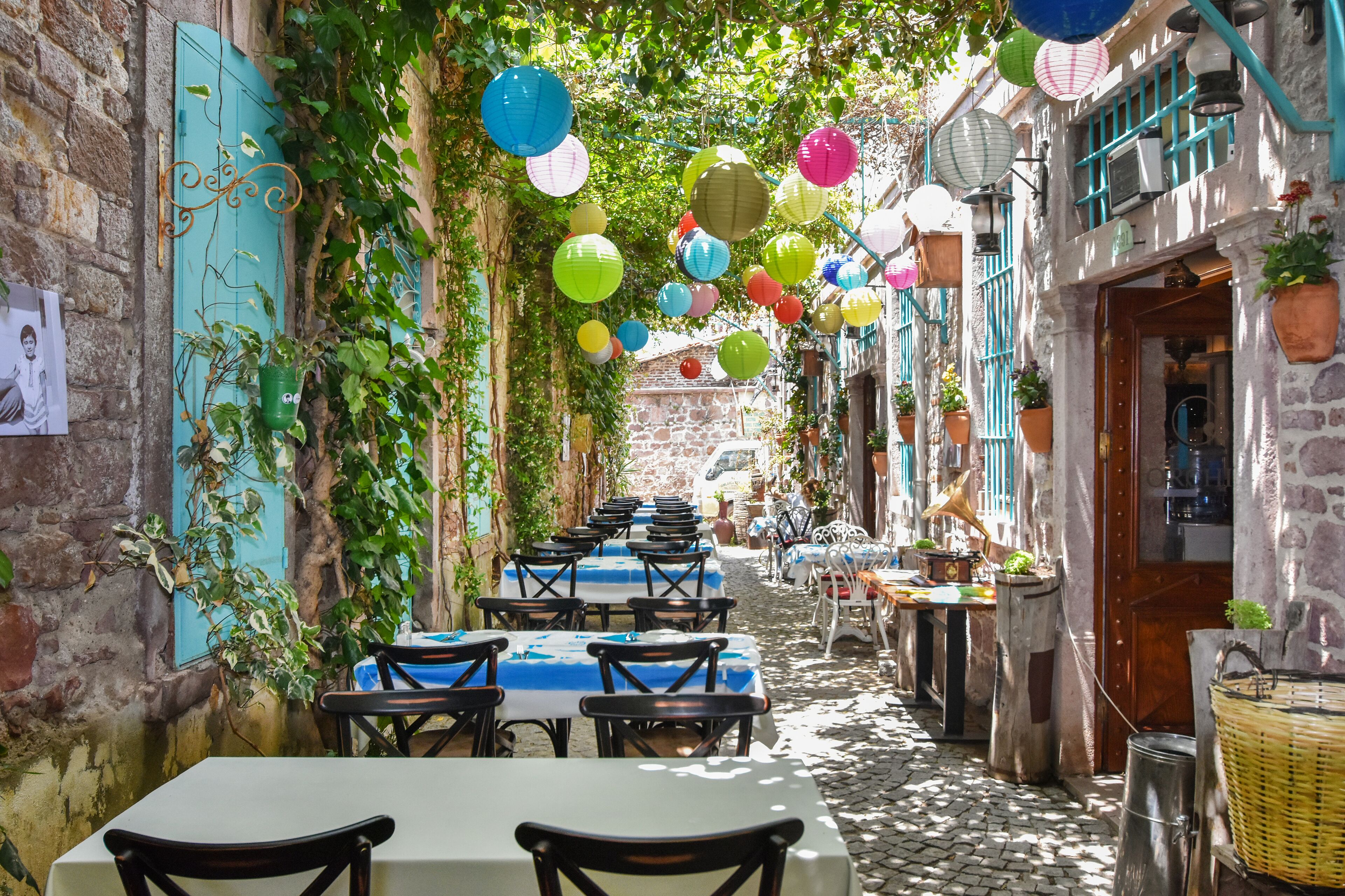 Breakfast, lunch and dinner served