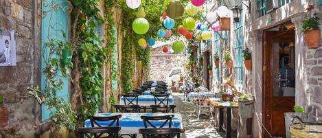 Petit déjeuner, déjeuner et dîner servis sur place