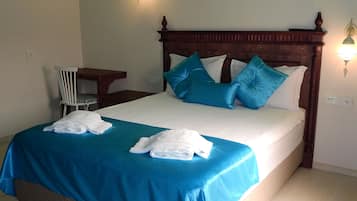 Quarto casal luxo, 1 quarto | Frigobar, cofres nos quartos, escrivaninha