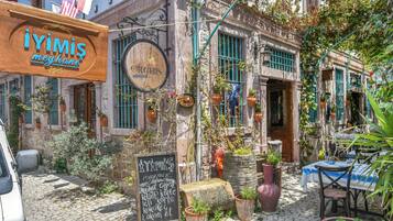 Petit déjeuner, déjeuner et dîner servis sur place