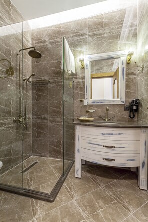 Family Suite | Bathroom | Free toiletries, hair dryer, bathrobes, slippers - Orchis Hotel (Ayvalik)