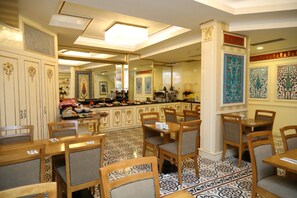 朝食 (ビュッフェ)、毎日提供 (無料)