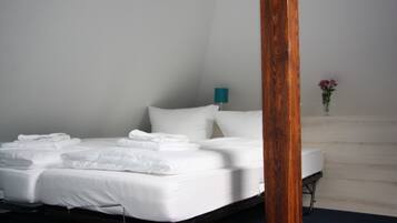 Dreibettzimmer | Schreibtisch, schallisolierte Zimmer, Bügeleisen/Bügelbrett