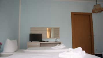 Escritorio, sistema de insonorización y tabla de planchar con plancha