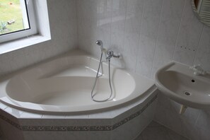 Firemannsrom | Bad | Toalettartikler (inkludert), hårføner og håndklær