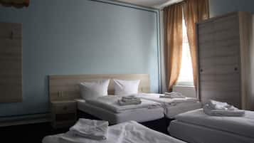 Quadruple Room | Desk, soundproofing, iron/ironing board, free WiFi