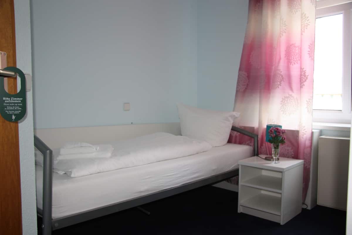 Single Room | Desk, soundproofing, iron/ironing board (on request), WiFi (free)