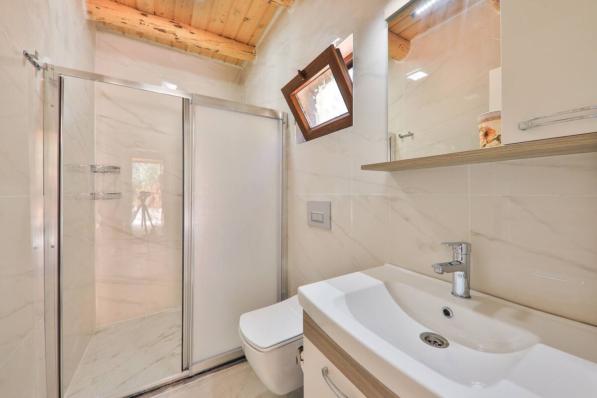 superior double room | bathroom | shower, free toiletries, hair dryer, slippers