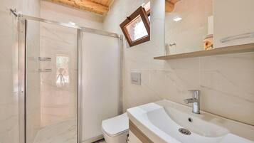 Superior Double Room | Bathroom | Shower, free toiletries, hair dryer, slippers